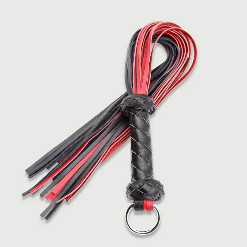 Flogger din piele cu dungi roșii și negre și inel metalic - roșu/negru — preț și oferte