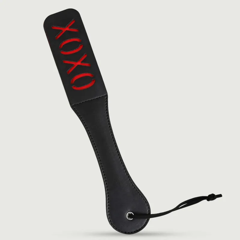 Domme Series Padea dublu strat din piele artificială cu decupaj XOXO - negru — preț și oferte