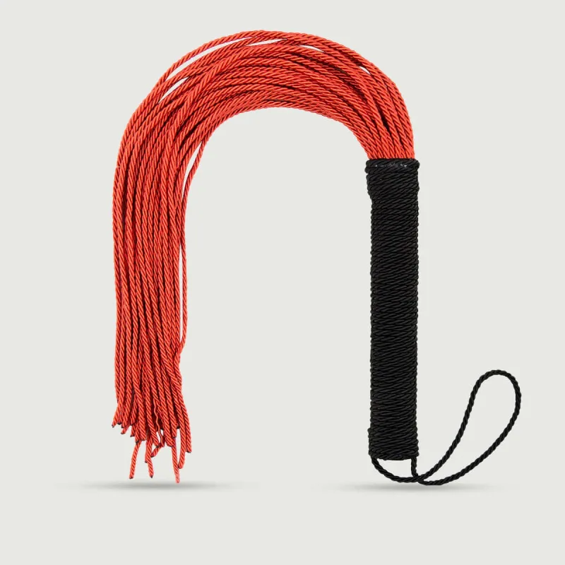 Flogger cu cozi împletite și mâner din țesătură neagră - roșu — preț și oferte