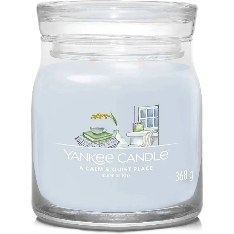 Yankee Candle „A calm &amp; quiet place” – lumânare parfumată în borcan, modelul „Signature Jar”, dimensiune medie — preț și oferte